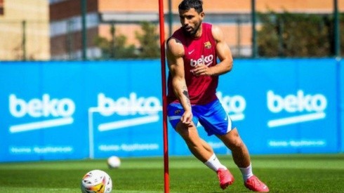 El Kun Agüero podrá debutar con Barcelona a mediados de noviembre.