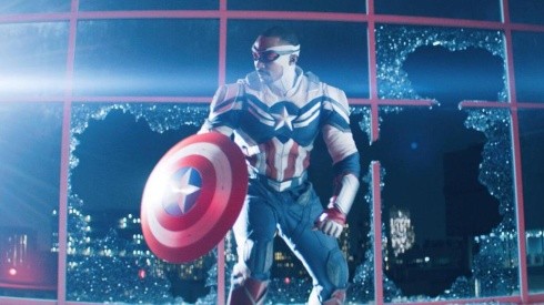 Anthony Mackie investido como el Capitán América en The Falcon and The Winter Soldier.