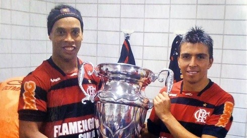 Ronaldinho y Gonzalo Fierro compartieron camarín en Flamengo durante 2011, año en el que el Fla se quedó con el Campeonato Carioca