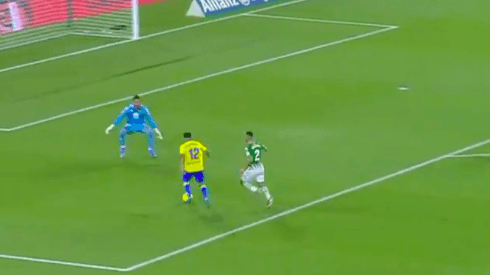 Alarcón por poco marca su primer gol en Europa