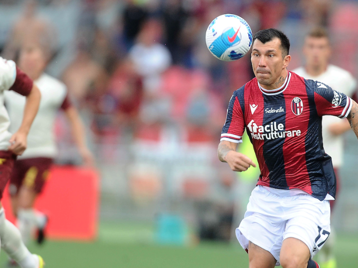 Codazo a gary medel