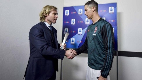 Cristiano Ronaldo saluda a Pavel Nedved, vicepresidente de la Juventus