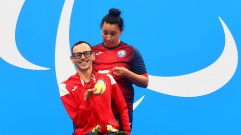 Alberto Abarza junto a la medalla de Oro tras su hazaña.