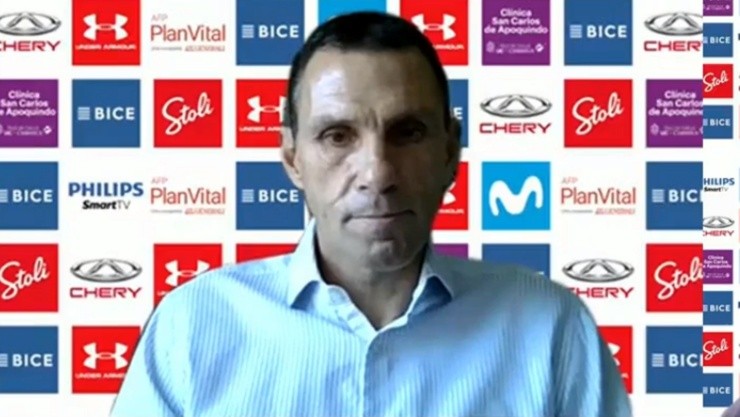 El entrenador uruguayo Gustavo Poyet está muy lejos de repetir el rendimiento de Universidad Católica en las últimas temporadas y se aleja el tetracampeonato