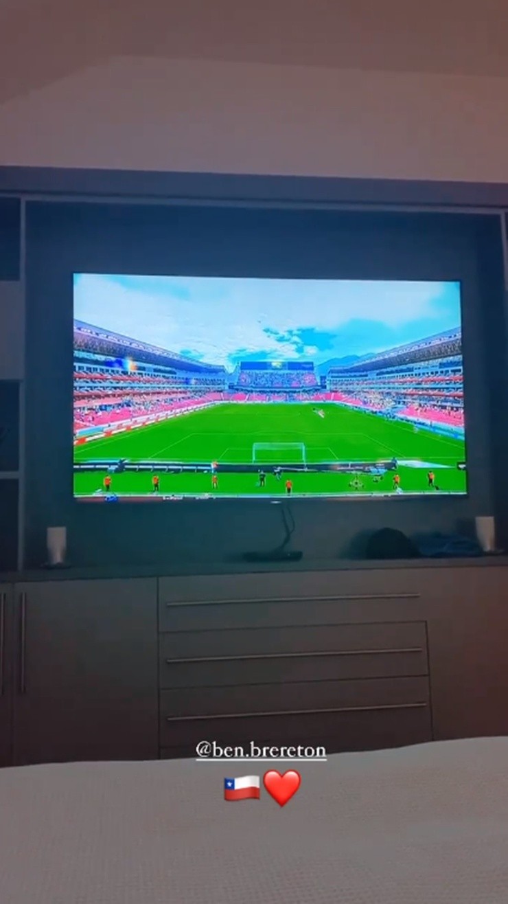 Kimberley Abott, novia de Ben Brereton, viendo el partido de Chile