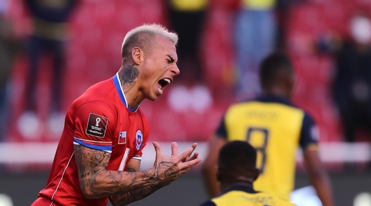 La rabia de Eduardo Vargas una vez que le mostraron tarjeta amarilla contra Ecuador y quedar automáticamente suspendido para el duelo contra Colombia, por Eliminatorias.