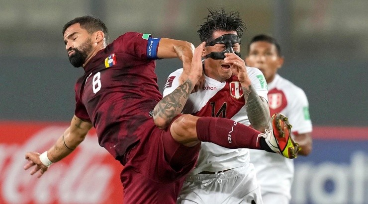 El choque entre Tomás Rincón y Lapadula en el duelo entre Perú y Venezuela. El atacante utiliza máscara por una fractura de nariz sufrida en Copa América.