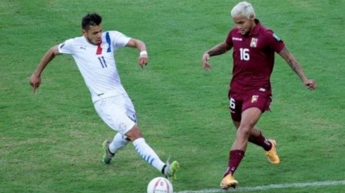 Paraguayos y venezolanos juegan un partido clave en Asunción.
