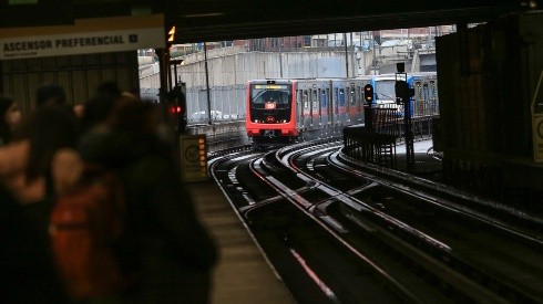 Metro de Santiago extendió el horario debido al cambio en el toque de queda.