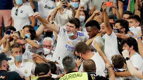 Vinícius Júnior y el festejo con los hinchas del Real Madrid en Santiago Bernabéu.