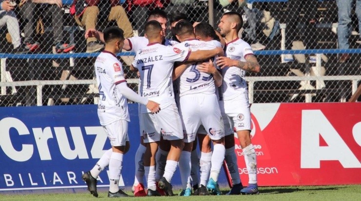 Santa Cruz festeja su triunfo por 1-0 ante Deportes Temuco que lo deja nuevamente en el primer lugar de la Primera B| Foto: Deportes Santa Cruz