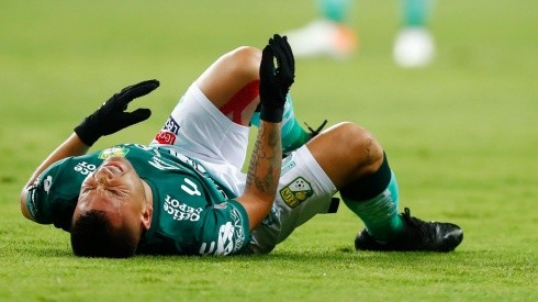 Cuando el reloj marcaba 2 minutos de partido el atacante nacional recibió una fuerte infracción de parte de Sebastián Saucedo