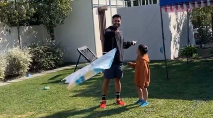 Luis Jiménez elevó un volantín en compañía de su hijo.