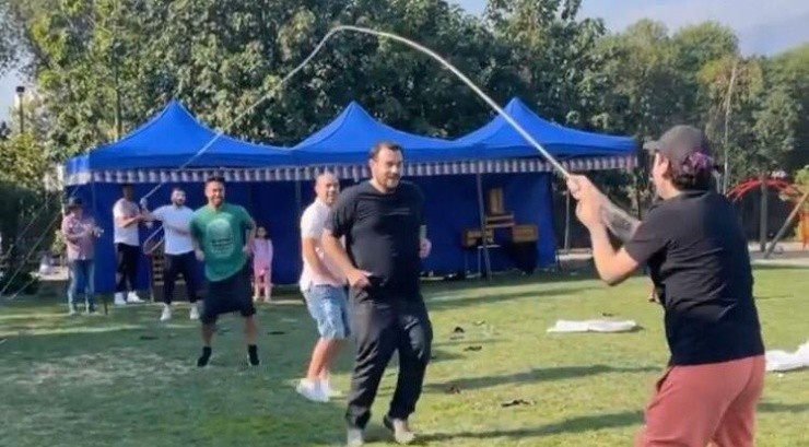 Uno de los juegos que se hicieron fue saltar la cuerda, aunque su señora, Coté López, aseguraba que era para tirar la cuerda por equipos.