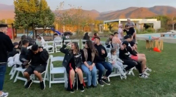 En compañía de amigos y familiares se realiza la silla musical en la casa de los Jiménez.