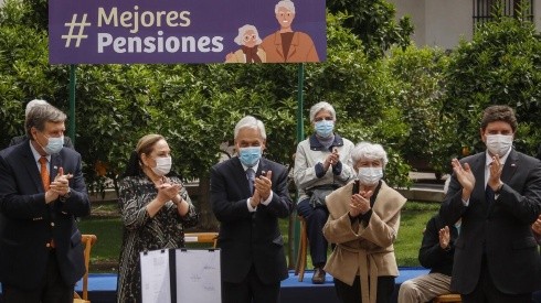 El Presidente Sebastián Piñera firmó durante el lunes el proyecto de ley corta en materia de pensiones.