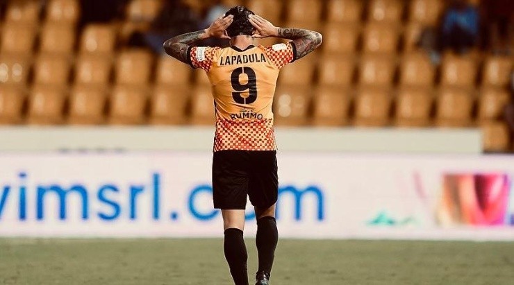 Lapadula anotó un hat-trick en Italia y está encendido de cara al duelo por eliminatorias ante Chile. Foto: Benevento