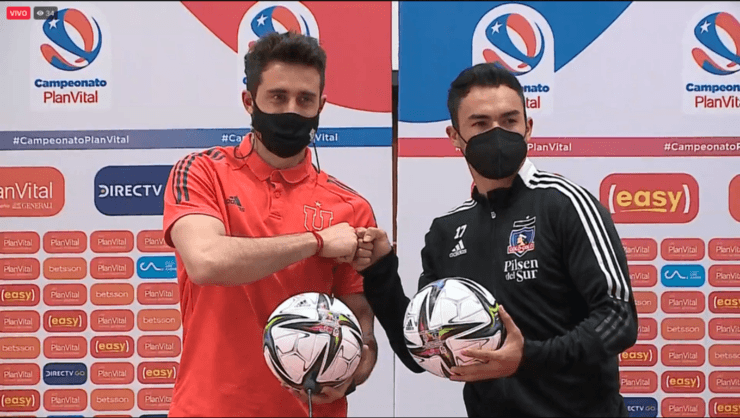 Finalmente y ante el pedido de las cámaras, se juntaron, chocaron sus puños y posaron juntos aunque tibiamente. Foto: ANFP