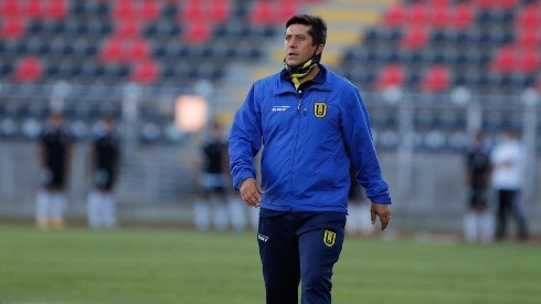 Hugo Balladares fue el técnico de la Universidad de Concepción en el duelo de la promoción ante Colo Colo, que significó el descenso a la Primera B del Campanil