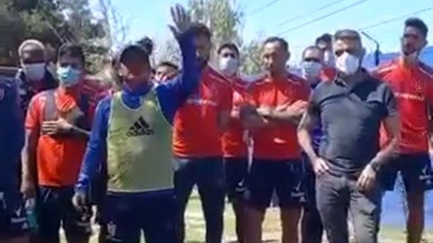 Esteban Valencia tomó la palabra en nombre del plantel para agradecer a los hinchas que llegaron al CDA de Universidad de Chile