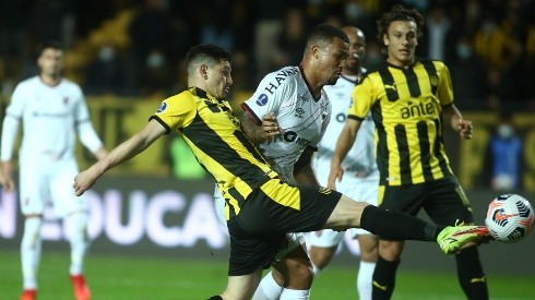 Paranaense logró un triunfo 2-1 en Montevideo.