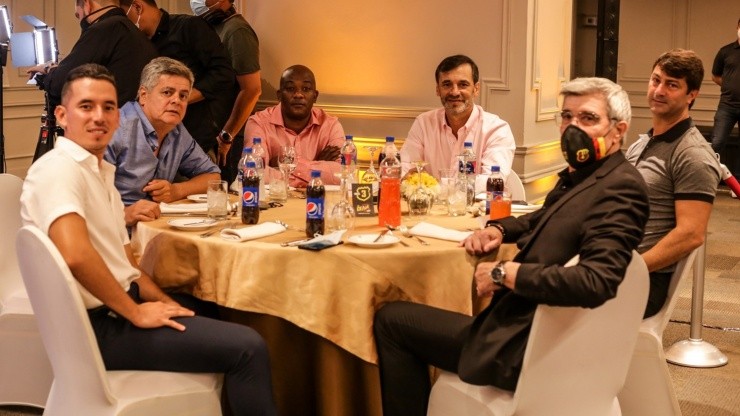 Rolando Azás, segundo de izquierda a derecha, en la cena de celebración por el campeonato ecuatoriano 2020