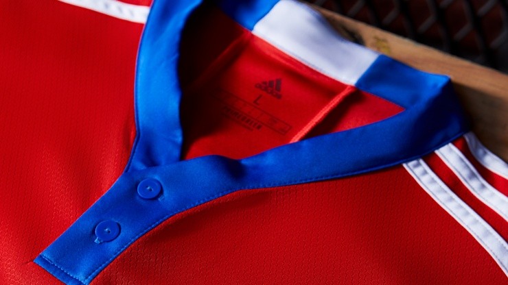 El cuello de la camiseta de Chile con adidas. Foto: Adidas