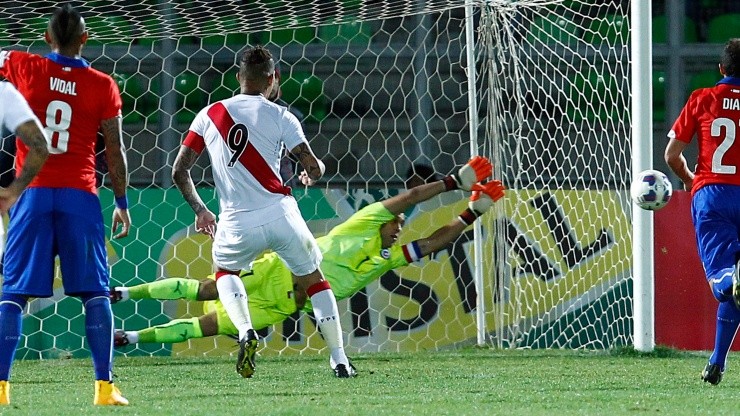 Paolo Guerrero desvió un penal ante Claudio Bravo en un amistoso disputado en 2014 en Valparaíso