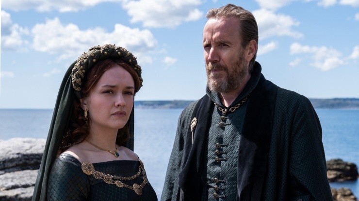 Olivia Cooke como Alicent Hightower y Rhys Ifans como Otto Hightower | Foto: HBO