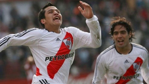 Alexis y Falcao podrían reencontrarse con una camiseta parecida a la de River Plate.