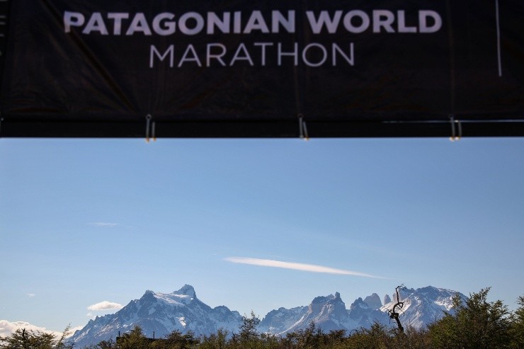 La meta del Patagonian World Marathon en Torres del Paine junto a Radio La Clave. Foto: Javier Navarro.