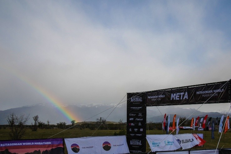 Hasta un arcoíris se hizo presente en la previa del Patagonian World Marathon en Torres del Paine junto a Radio La Clave. Foto: Javier Navarro.