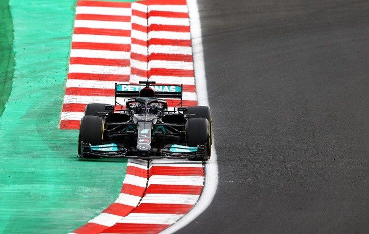 Lewis Hamilton comienza con una sanción de 10 puestos en la grilla tras haber cambiado partes de la unidad de potencia. (Foto: Getty)