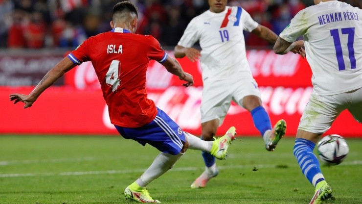 Mauricio Isla fue la figura del partido, presente en los dos goles de la Roja
