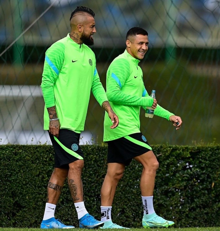 Otras imágenes de Arturo Vidal con la pulsera que Daniella Durán le regaló.(2)