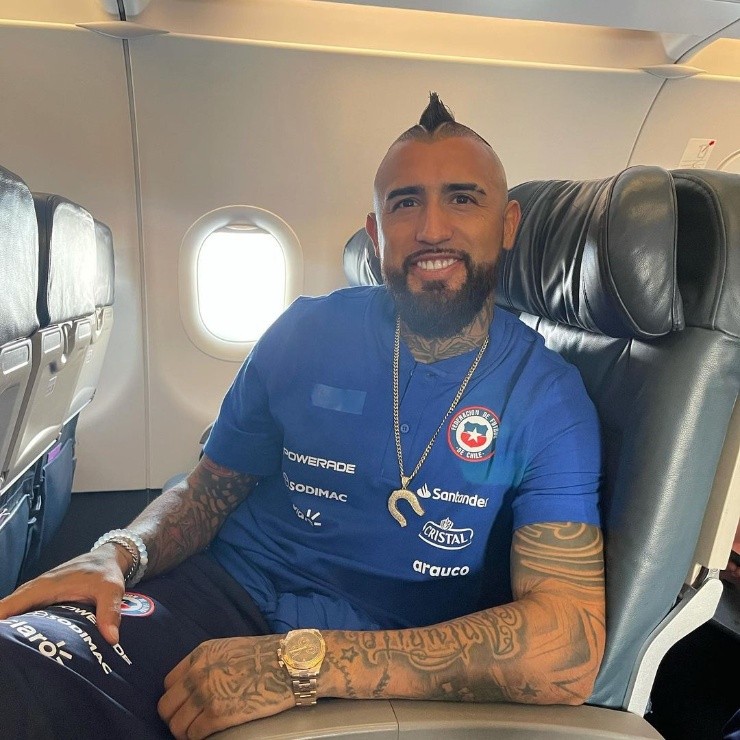 Otras imágenes de Arturo Vidal con la pulsera que Daniella Durán le regaló.(3)