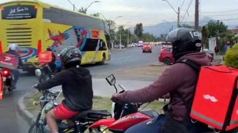 Motociclistas escoltan a la selección venezolana durante su paso por Santiago para disputar las Eliminatorias para Qatar 2022