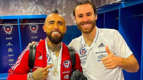 Vidal y Brereton Díaz posaron juntos tras el triunfo de Chile