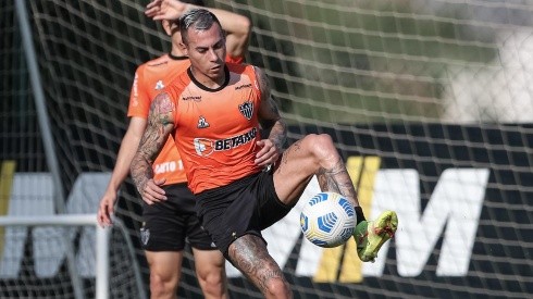 Eduardo Vargas entrena con balón en Brasil.