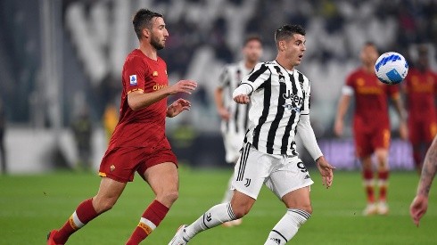 Morata, de la Juventus, pelea una pelota frente a la Roma