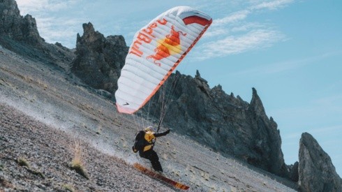 La aventura de un atleta Red Bull esquiando por los Alpes en pleno otoño.
