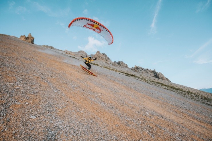 La aventura de Valentin Delluc esquiando por los Alpes en pleno otoño.