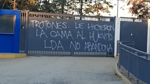 Las puertas del Centro Deportivo Azul quedaron grabadas con un fuerte mensaje para los jugadores de Universidad de Chile