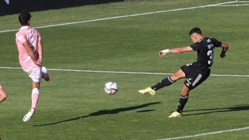 Pablo Solari empalma el balón que se convirtió en el empate parcial de un Colo Colo en el que se acostumbró a anotar goles importantes