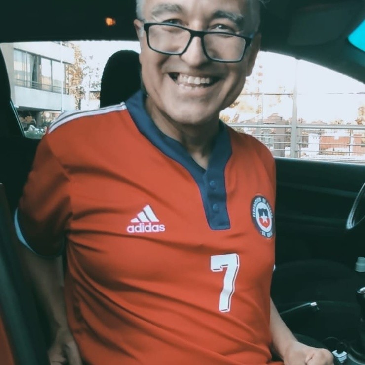 Jorge González muestra orgulloso la camiseta número 7 de la selección chilena