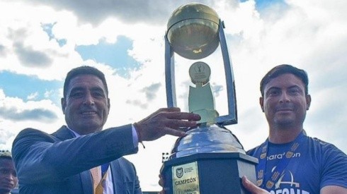 Nelson Tapia la copa de campeón de la Segunda Categoría de Ecuador