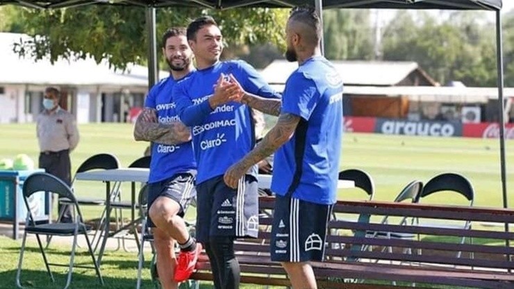 Gabriel Suazo y Arturo Vidal se reencontraron en la selección chilena y el capitán de Colo Colo no ocultó su satisfacción