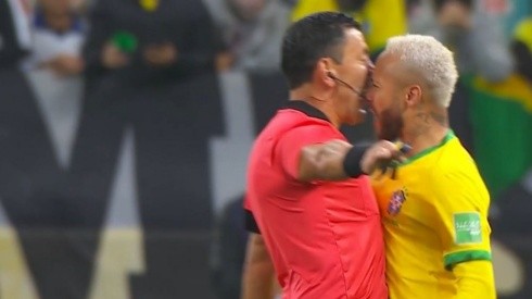 Neymar tuvo un fuerte encontronazo con Roberto Tobar.