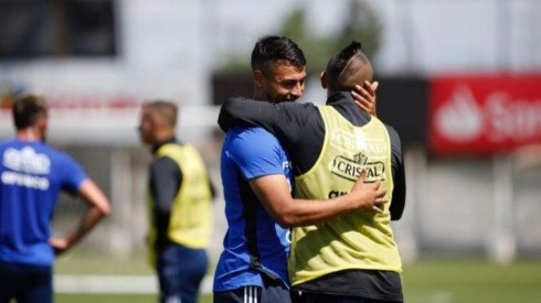 Iván Morales es recibido por Arturo Vidal en el entrenamiento de la Roja para el duelo ante Ecuador por las Eliminatorias