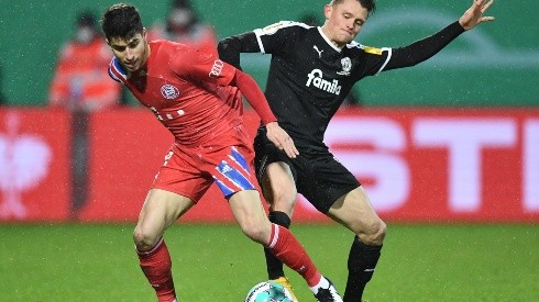 Marc Roca disputa balón con la camiseta del Bayern Múnich ante el Holstein Kiel